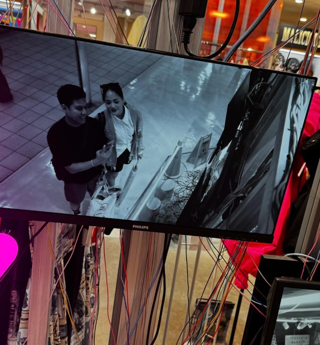 Terlihat keduanya asik mengitari jalanan di Jepang. Tak lupa mereka pun mengabadikan momen kebersamaannya dengan berfoto melalui kamera CCTV. Foto: Instagram/@ninokayam