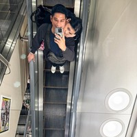 Berpose di eskalator, Dhabitannisa tampak berdiri di belakang Nino sambil menyenderkan kepalanya di pundak suaminya itu. Foto: Instagram/@ninokayam