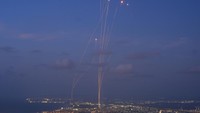 Dilansir kantor berita AFP, Jumat (27/9/2024), Houthi melancarkan serangan melalui pesawat tak berawak atau drone ke wilayah Israel tengah pada hari ini waktu setempat. Serangan itu terjadi setelah militer Israel mengatakan pertahanan udara mencegat rudal yang ditembakkan dari Yaman. (AP/Baz Ratner)