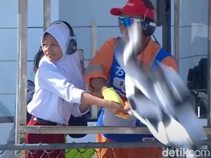 Azizah si Dancer Cilik Kibarkan Bendera Finis Sprint Race MotoGP Mandalika