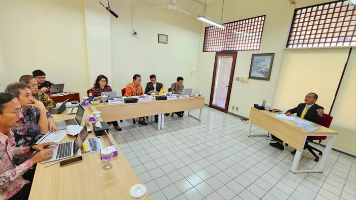 Bahlil saat menjalani ujian seminar doktor di UI