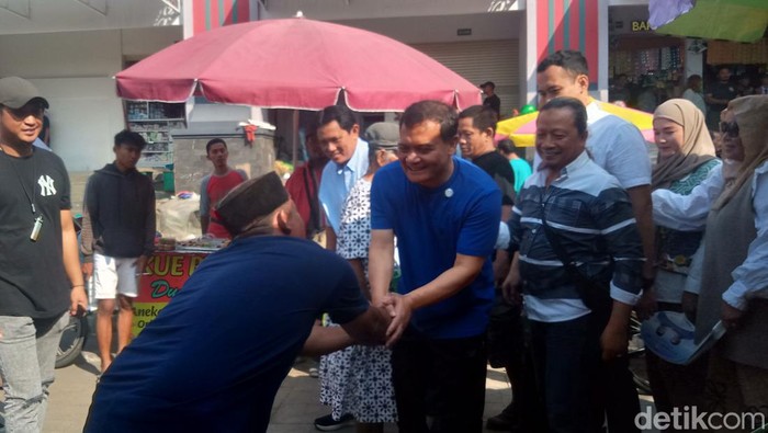 Cagub Ahmad Luthfi blusukan di Pasar Gede Klaten, Sabtu (28/9/2024).