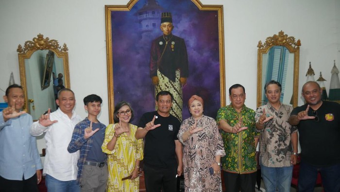 Cagub Jateng Ahmad Luthfi silaturahmi dengan Gusti Kanjeng Ratu (GKR) Wandansari atau Gusti Moeng