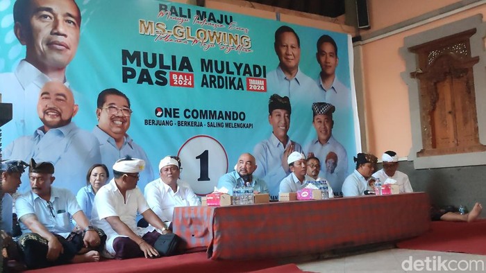 Calon gubernur Bali nomor urut satu Made Muliawan Arya alias De Gadjah saat kampanye di Banjar Wani, Desa Kerambitan, Kecamatan Kerambitan,  Tabanan, Sabtu (28/9/2024). (Ahmad Firizqi Irwan)
