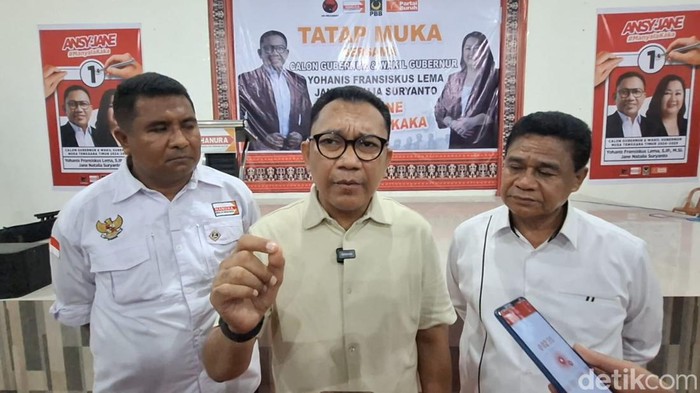 Calon Gubernur NTT, Yohanis Fransiskus Lema alias Ansy Lema saat menghadiri agenda dialog terbatas di Desa Oelnasi, Kecamatan Kupang Tengah, Kabupaten Kupang, NTT, Sabtu (28/9/2024). (Yufengki Bria/detikBali)