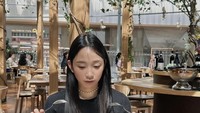 Artis 28 tahun itu juga sempat makan di restoran lain. Begini posenya ketika ia hendak menikmati pizza salami hingga pasta bolognese. Terlihat enak ya? Foto: Instagram @ditaemon09
