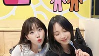 Kalau ini momen ketika Dita Karang bertemu dengan YouTuber Korea-Indonesia Sunny Dahye. Dita pun tampak sudah memesan sepiring makanan. Foto: Instagram @ditaemon09