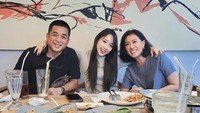 Idol yang debut tahun 2020 ini juga pernah membagikan momen bahagia saat makan siang bersama orang tuanya di sebuah restoran. Mereka menikmati berbagai macam hidangan. Foto: Instagram @ditaemon09