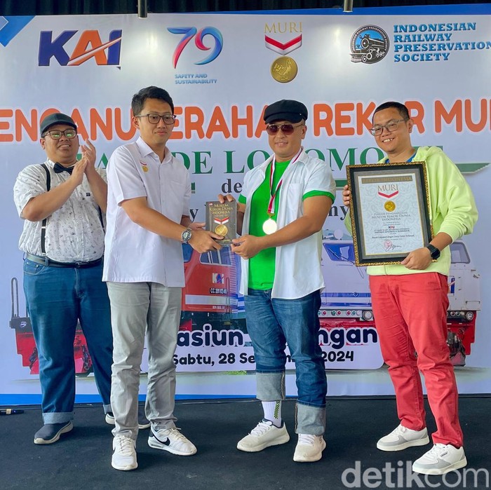 daop 8 surabaya raih muri parade livery lokomotif di stasiun Tulangan Sidoarjo
