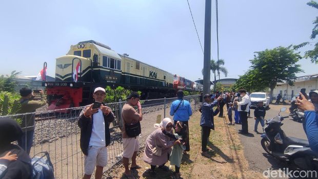 Daop 8 Surabaya Raih MURI Parade Lokomotif Peringati HUT ke-79 KAI