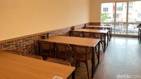 Restorannya memang tidak begitu luas, tetapi punya area makan yang cukup menampung 50 pax. Mereka juga punya dua lantai dan semuanya indoor full AC. 