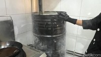 Uniknya, beberapa menu makanan itu bisa diolah dengan cara diasap dalam gentong hitam seperti ini. Diasap selama 2 jam dengan suhu tinggi. 