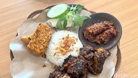 Salah satu yang tidak boleh dilewatkan yaitu menu Iga Asapnya (Rp 58,182). Smokey dari proses pengasapannya sangat kelkuar dan membuat rasa iga yang manis berempah ini semakin enak. 