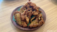 Sebagai pelengkap, bisa pesan Kulit Goreng Bumbu Ini. Seporsinya dibanderol Rp 16,364. Teksturnya renyah dan kenyal dengan rasa bumbu gurih berempah. 