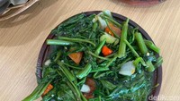 Supaya semakin lengkap, kamu bisa pesan sayuran cah kangkungnya yang gurih ringan dan menyegarkan. Tertarik mampir ke sini? 
