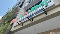 Kalau mencari restoran khas Nusantara di Gading Serpong, bisa mampir ke restoran bernama Dapoer Asap ini. Lokasinya di Jl. Ir. Sukarno No.28, Gading Serpong.