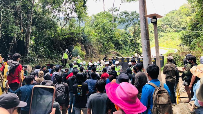 Demo warga ke PT Masmindo Dwi Area di Luwu.