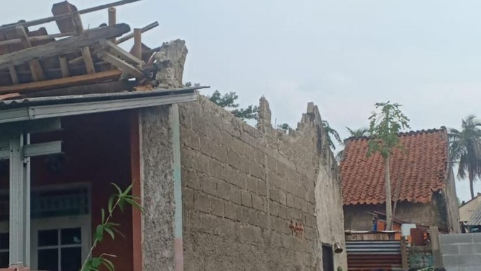 Dua rumah di Bogor ambruk (dok istimewa)