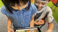 Selain digital, perpustaan itu juga menghadirkan buku fisik.  