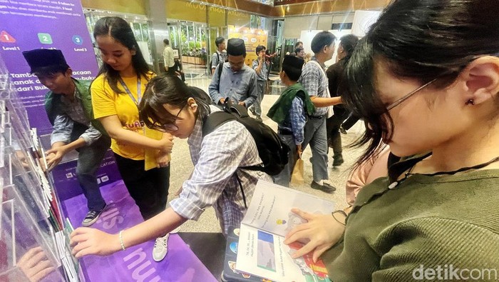 Dukung Minat Baca Anak Lewat Perpustakaan Digital Perubahan dari perpustakaan konvensional menjadi perpustakaan digital merupakan bagian dari perkembangan zaman yang harus diikuti agar tidak ditinggalkan. BukuAku, platform perpustakaan digital yang berfokus pada literasi anak, menghadirkan Seri Prabaca Level B di ajang Indonesia International Book Fair (IIBF) 2024, Sabtu (28/9/2024).