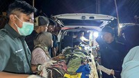 Petugas mengevakuasi korban tanah longsor di lokasi tambang emas ilegal di Kabupaten Solok, Sumatera Barat, Sabtu (28/9/2024).