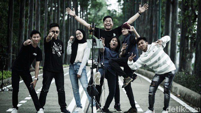 Fenomena Live Streaming TikTok Manggung di Ruang Terbuka Kreator konten live streaming di ruang terbuka menjadi fenomena baru di tengah sulitnya lapangan pekerjaan. Mereka memanfaatkan TikTok untuk meraup penghasilan lewat bernyanyi.
