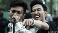 Menjadi kreator konten bukannya tanpa halangan. Acapkali mereka dapat komentar negatif dari pengguna TikTok saat live streaming. Tetapi Toni, Iqbal, Dea, Fandy, dan konten kreator lainnya bersikap cuek saja.