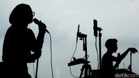 Sebagian besar dari kreator konten yang live streaming di BKT adalah penyanyi, seperti Adi maupun Edward. Mereka live streaming ketika jadwal mengisi acara kosong ataupun sekedar mendapatkan penghasilan tambahan.