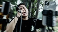 Sambil menyapa ribuan pengguna TikTok, Adi dan kawan-kawan memenuhi permintaan lagu yang diminta penonton. Mereka bernyanyi dengan percaya diri tanpa rasa malu dilihat warga yang melintas di Kanal Banjir Timur atau yang populer disingkat KBT, Jakarta Timur.