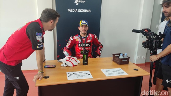 Francesco Bagnaia dalam sesi jumpa media selepas memenangkan sprint race MotoGP Mandalika 2024.