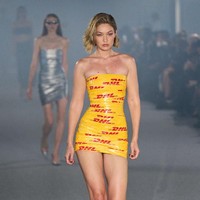 Dalam gelaran Paris Fashion Week, Gigi Hadid mencuri perhatian dengan penampilan uniknya di fashion show Vetements. Tubuhnya hanya ditutupi dengan plester DHL, perusahaan pengiriman barang. Foto: Francois Durand/Getty Images