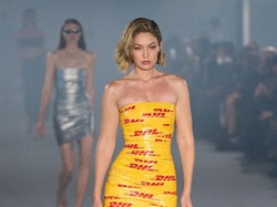 Gaya Gigi Hadid Kenakan Gaun Berlakban DHL di Paris Fashion Week 2024