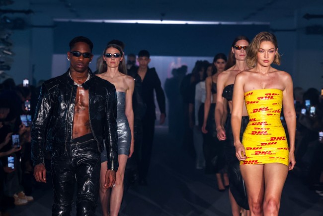 Kejutan tidak hanya datang dari penampilan Hadid. Rapper Travis Scott membuka dan menutup acara ini dengan penuh gaya. Foto: Peter White/Getty Images