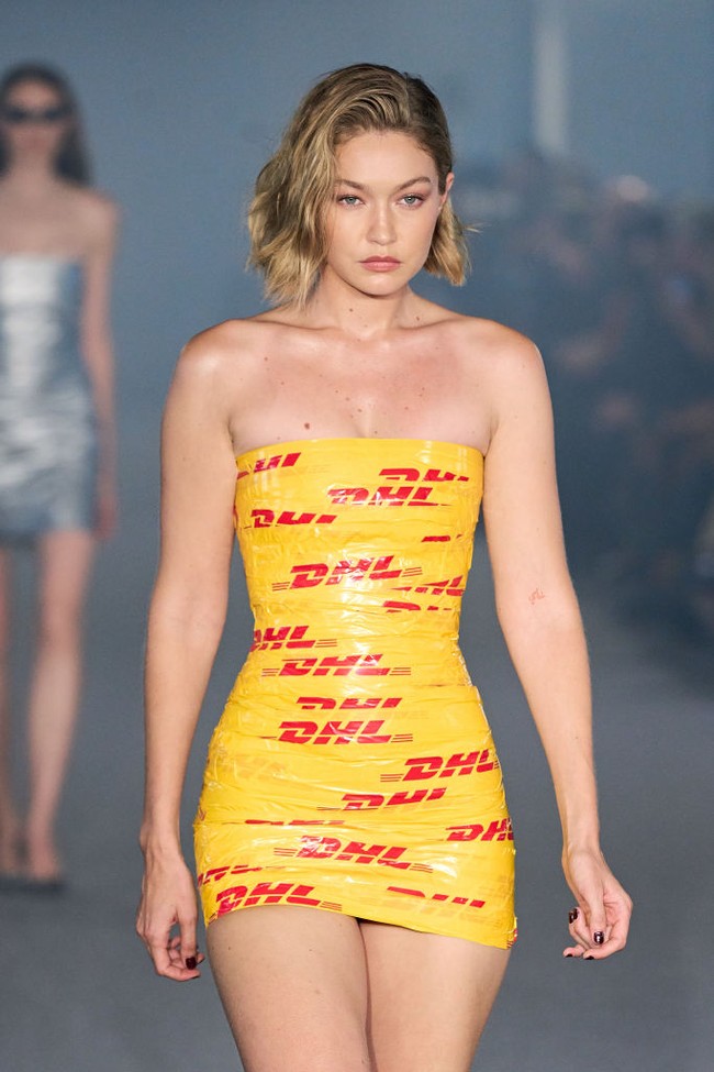 Dengan gaya yang terbilang unik, Hadid sukses membawa tampilan yang tidak biasa ini menjadi simbol mode avant-garde. Foto: Francois Durand/Getty Images