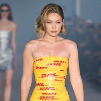 Dengan gaya yang terbilang unik, Hadid sukses membawa tampilan yang tidak biasa ini menjadi simbol mode avant-garde. Foto: Francois Durand/Getty Images