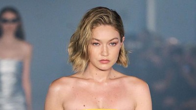 Foto: Gaya Unik Gigi Hadid Tutupi Tubuh Pakai Lakban DHL di Paris Fashion Week