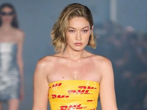 Foto: Gaya Unik Gigi Hadid Tutupi Tubuh Pakai Lakban DHL di Paris Fashion Week