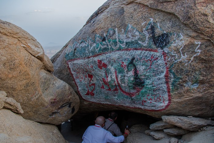 Gua Tsur Mecca - Saudi Arabia: August 28, 2018. Thawr Cave. Muslim pilgrims visiting Jabal Thawr