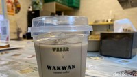 Selain menu makanan, Hello Wabar juga menawarkan kopi. Kamu bisa pesan Wak Wak, yakni caramel latte seharga Rp 20.000. Foto: detikcom/Riska Fitria