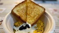 Salah satu menu yang menjadi andalan adalah Scottie seharga Rp 45.000. Menu ini berupa dua butir telur orak-arik, heavy cream, sour cream, tobiko, dan selembar roti. Foto: detikcom/Riska Fitria