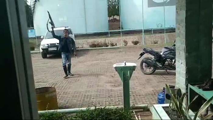 Iwan Resedivis ngamuk minta pekerjaan tembak polisi menggunakan air softgun.