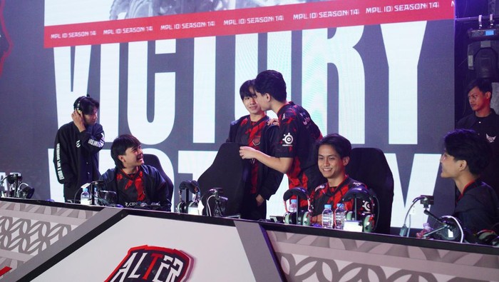 RRQ Hoshi sukses meraih kemenangan dari Dewa United Esports kemarin (27/9). Lantas bisakah mereka mempertahankan trend positif tersebut saat berhadapan dengan Alter Ego hari ini?