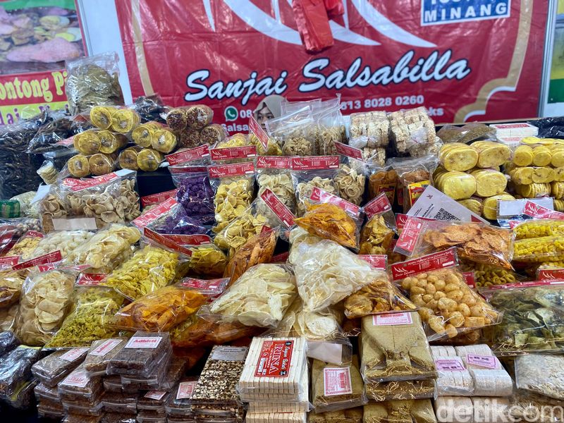 Jajanan pasar di festival kuliner Minang