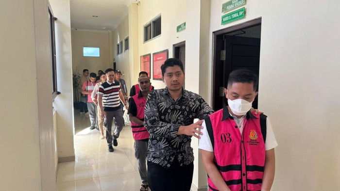 Jaksa menggiring Ketua BLKI Sorong Rahman Arsyad menuju mobil tahanan.