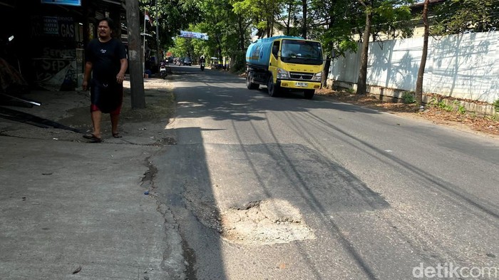Jalan berlubang di Jalan Rumah Sakit Bandung