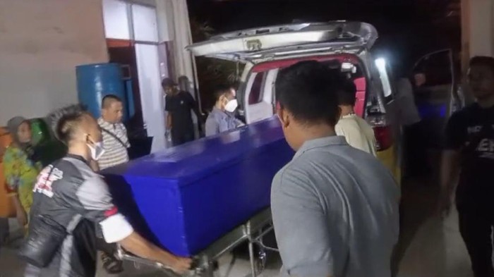 Jenazah wanita tewas dalam lemari di Jambi dibawa ke Banten.