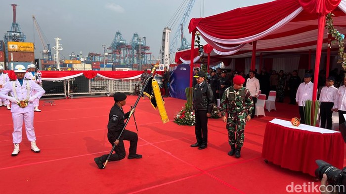 Jokowi memberikan penghargaan Samkaryanugraha ke KRI Nanggala yang tenggelam 2021.