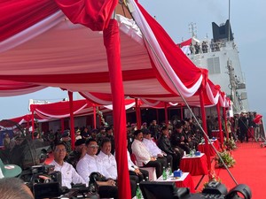 Jokowi-Prabowo Lihat Sailing Pass Kapal Perang TNI AL di Atas KRI Radjiman