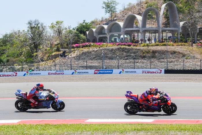 Jorge Martin berhasil menjadi yang tercepat dalam sesi kualifikasi MotoGP Mandalika 2024. Martinator disambut kerumunan fans selepas dari trek.