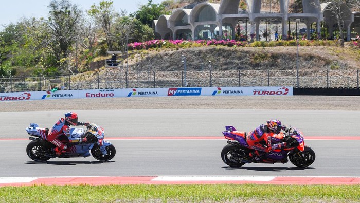 Jorge Martin berhasil menjadi yang tercepat dalam sesi kualifikasi MotoGP Mandalika 2024. Martinator disambut kerumunan fans selepas dari trek.